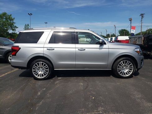 Used 2022 Ford Expedition Limited AWD/4WD image 2
