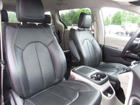 Used 2024 Chrysler Pacifica Touring-L FWD image 19