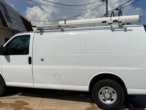 Used 2015 Chevrolet Express 2500 RWD image 2