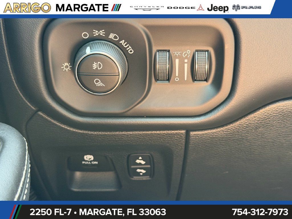Used 2023 RAM 1500 Limited w/ Body Color Bumper Group RWD image 32