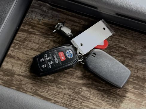 Used 2025 Toyota Sienna Platinum AWD/4WD image 36