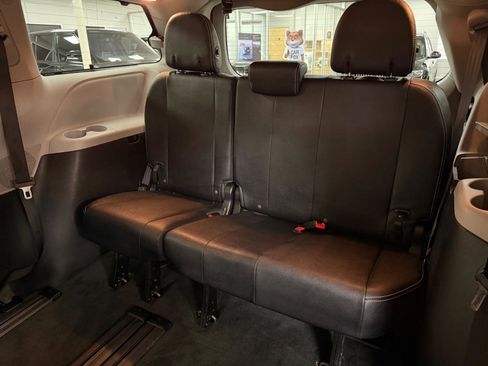 Used 2016 Toyota Sienna SE image 22
