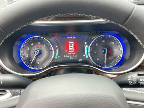 Used 2024 Chrysler Pacifica Limited image 12