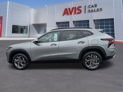 Used 2025 Chevrolet Trax LT w/ LT Convenience Package image 10