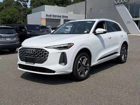 Used 2025 Audi Q5 Premium w/ Convenience Package AWD/4WD image 2