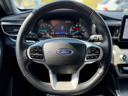 Used 2022 Ford Explorer XLT w/ Equipment Group 202A AWD/4WD image 11