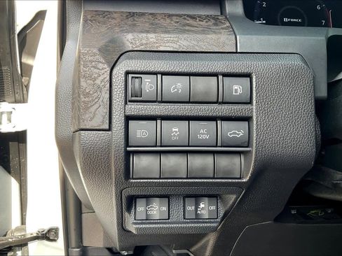 Used 2025 Toyota Tacoma Limited image 33