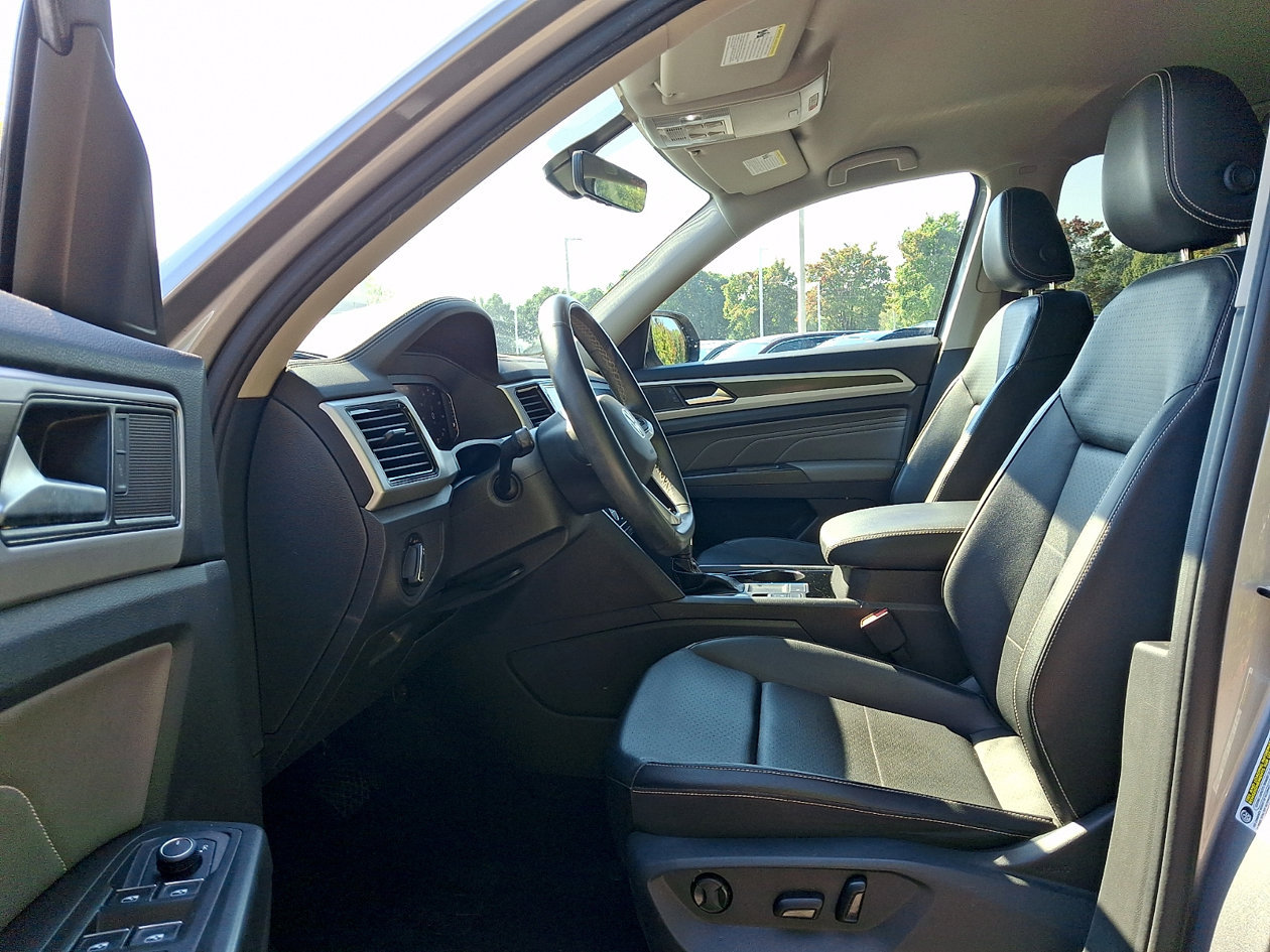 Certified 2022 Volkswagen Atlas SE w/ Black Wheel Package FWD image 13