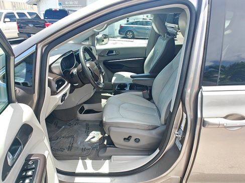 Used 2017 Chrysler Pacifica Touring-L FWD image 11