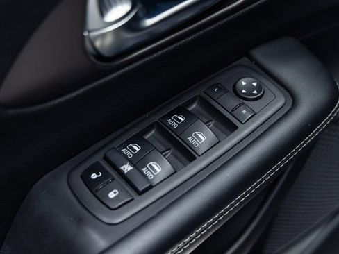 Used 2025 Chrysler Pacifica Select FWD image 12