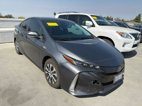 Used 2022 Toyota Prius Prime XLE FWD image 2
