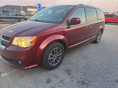 Used 2017 Dodge Grand Caravan SXT image 2
