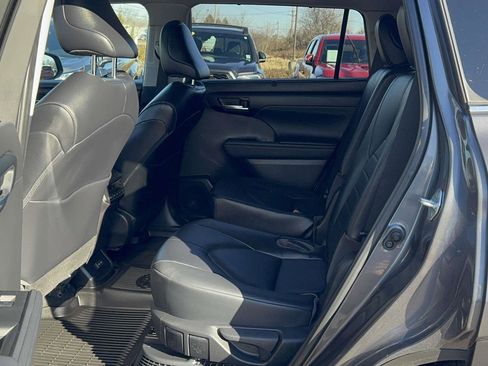 Certified 2023 Toyota Highlander XLE image 17