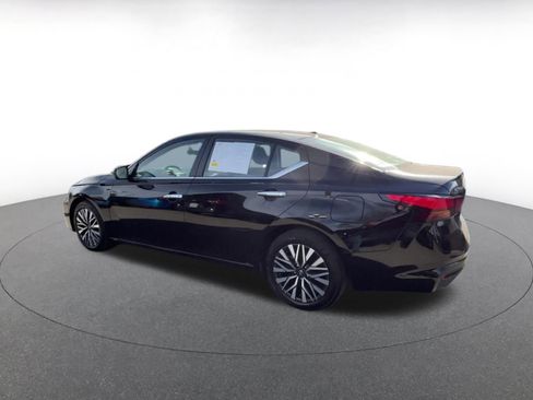 Used 2025 Nissan Altima 2.5 SV image 10