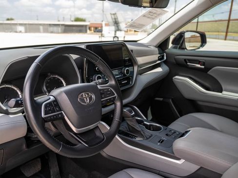 Used 2023 Toyota Highlander XLE FWD image 14