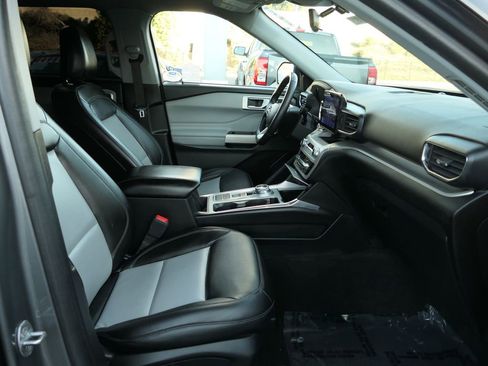 Used 2022 Ford Explorer XLT w/ Equipment Group 202A image 28