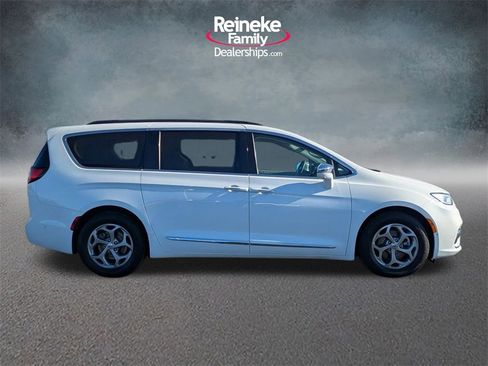 Used 2022 Chrysler Pacifica Limited image 4