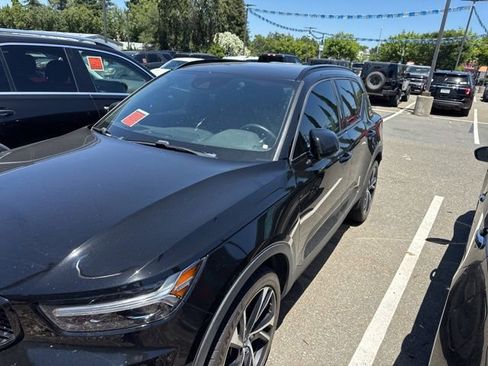 Used 2019 Volvo XC40 T5 R-Design AWD/4WD image 2