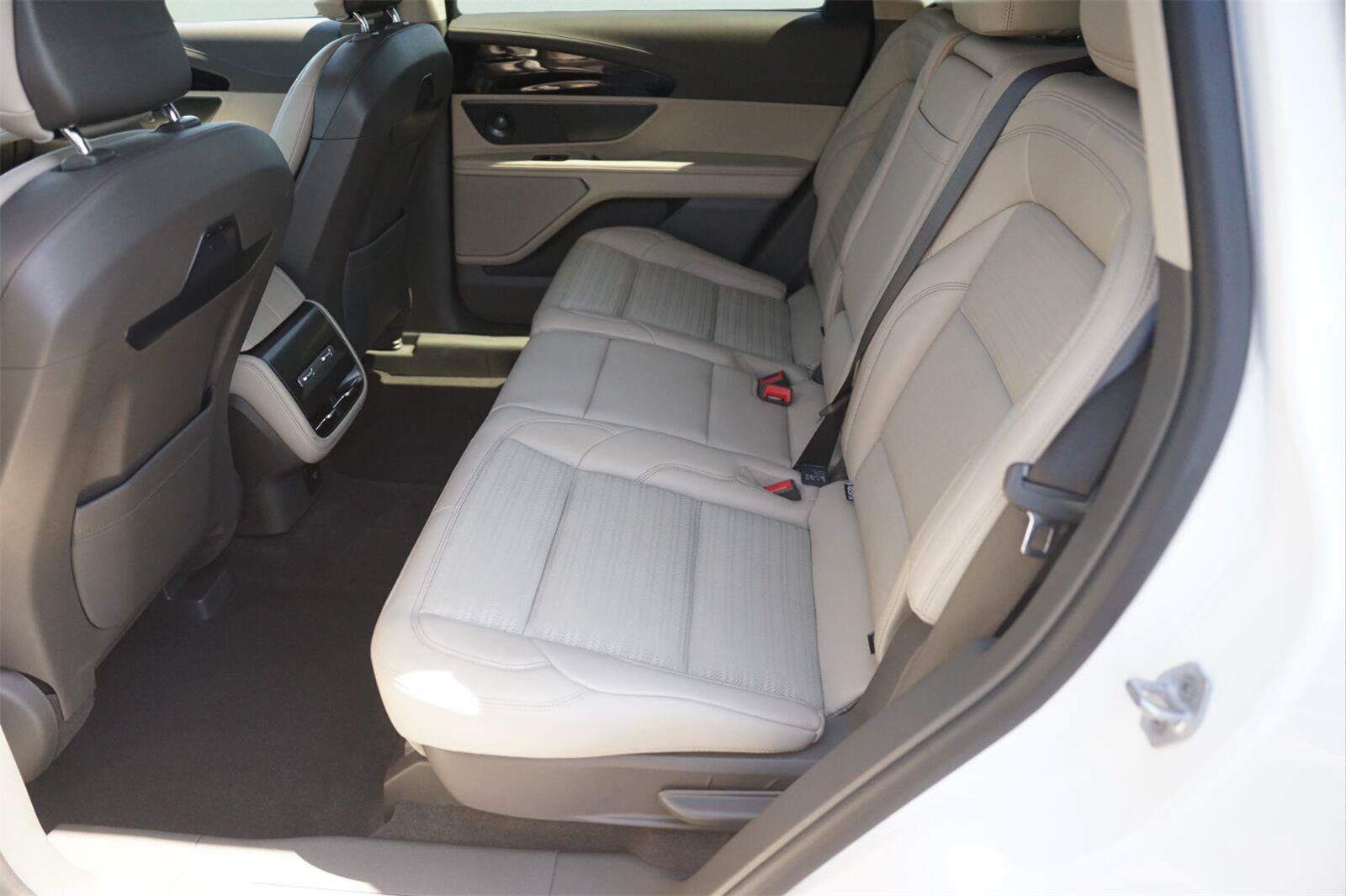 Used 2025 Lincoln Nautilus Reserve AWD/4WD image 13