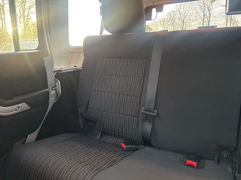 Used 2012 Jeep Wrangler Unlimited Sahara image 12