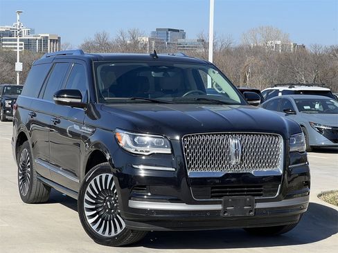 Used 2024 Lincoln Navigator Premiere image 2