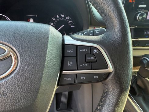 Used 2022 Toyota Sienna XLE image 22