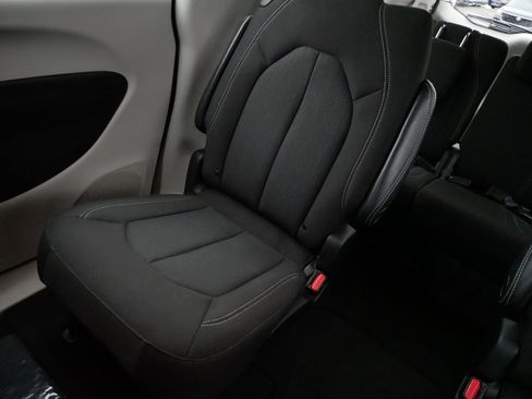 Used 2023 Chrysler Voyager LX image 12