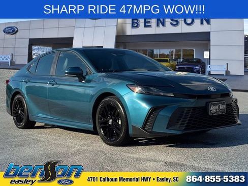 Used 2025 Toyota Camry SE FWD image 1