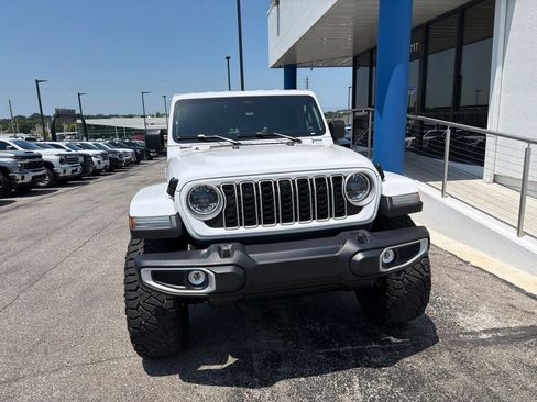 Used 2026 Jeep Wrangler Unlimited Sahara AWD/4WD image 4