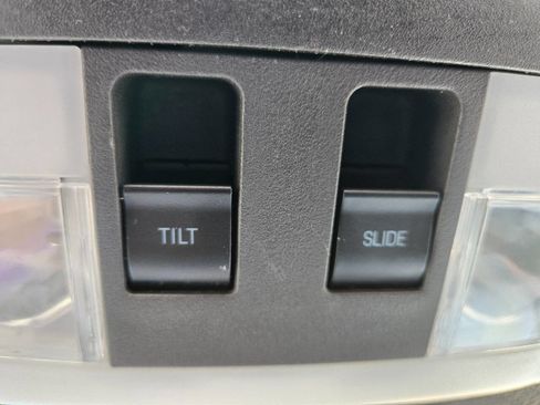 Used 2010 Ford Focus SEL image 21