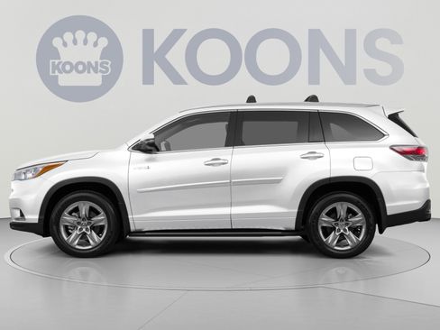 Used 2022 Toyota Highlander XLE AWD/4WD image 2