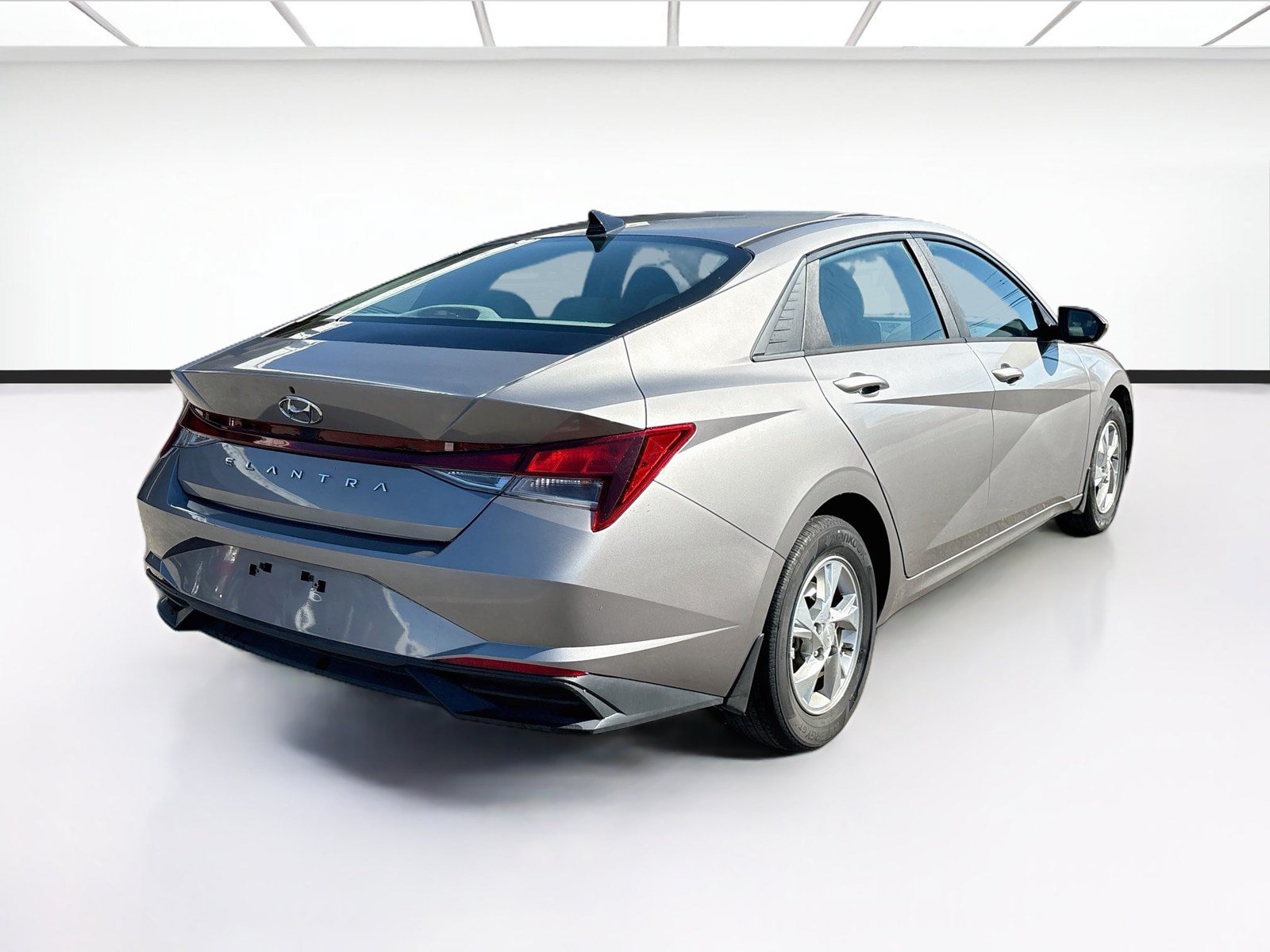 Used 2023 Hyundai Elantra SE FWD image 4