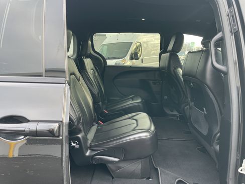 Used 2023 Chrysler Pacifica Touring-L w/ S Appearance Package image 15