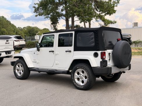 Used 2015 Jeep Wrangler Unlimited Sahara w/ Dual Top Group AWD/4WD image 10