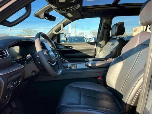 Used 2024 Jeep Wagoneer L Series II w/ Premium Group I image 15