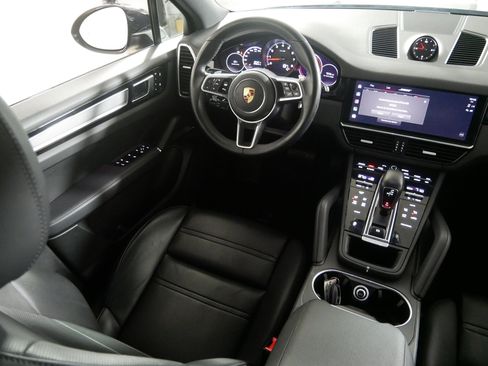 Used 2022 Porsche Cayenne Platinum Edition image 9