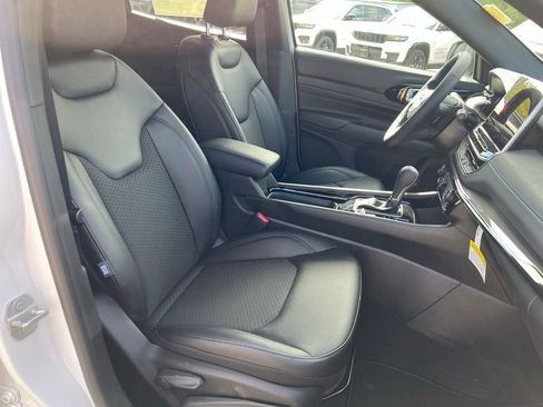 New 2026 Jeep Compass Latitude image 9