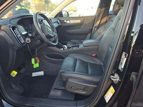 Used 2025 Volvo XC40 B5 Plus image 2