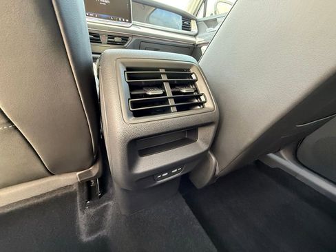 Certified 2025 Volkswagen Tiguan SE FWD image 16