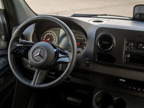 Used 2025 Mercedes-Benz Sprinter 2500 image 36