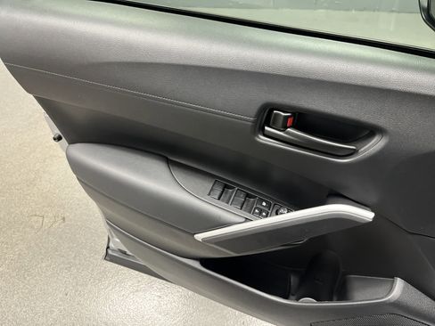 Used 2025 Toyota Corolla Cross LE FWD image 14