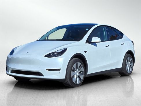 Used 2024 Tesla Model Y 2WD image 8