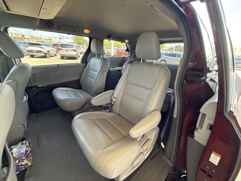 Used 2016 Toyota Sienna XLE Premium FWD image 23