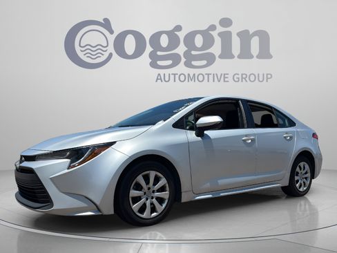 Used 2025 Toyota Corolla LE FWD image 1
