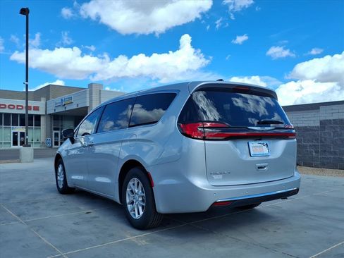 New 2026 Chrysler Pacifica Select image 4