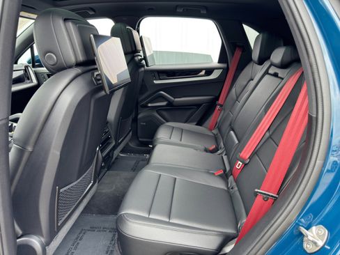 Used 2024 Porsche Cayenne w/ Premium Package image 47
