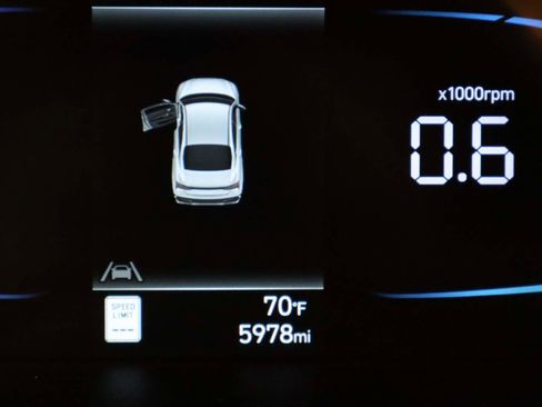 Used 2025 Hyundai Elantra Sport image 8