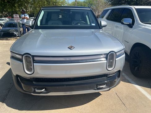 Used 2025 Rivian R1S Adventure image 8
