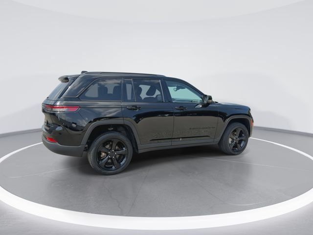 Used 2023 Jeep Grand Cherokee Limited w/ Black Appearance Package AWD/4WD image 8