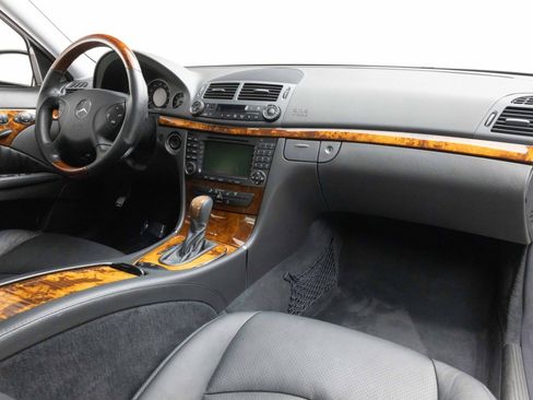 Used 2005 Mercedes-Benz E 500 Sedan image 2